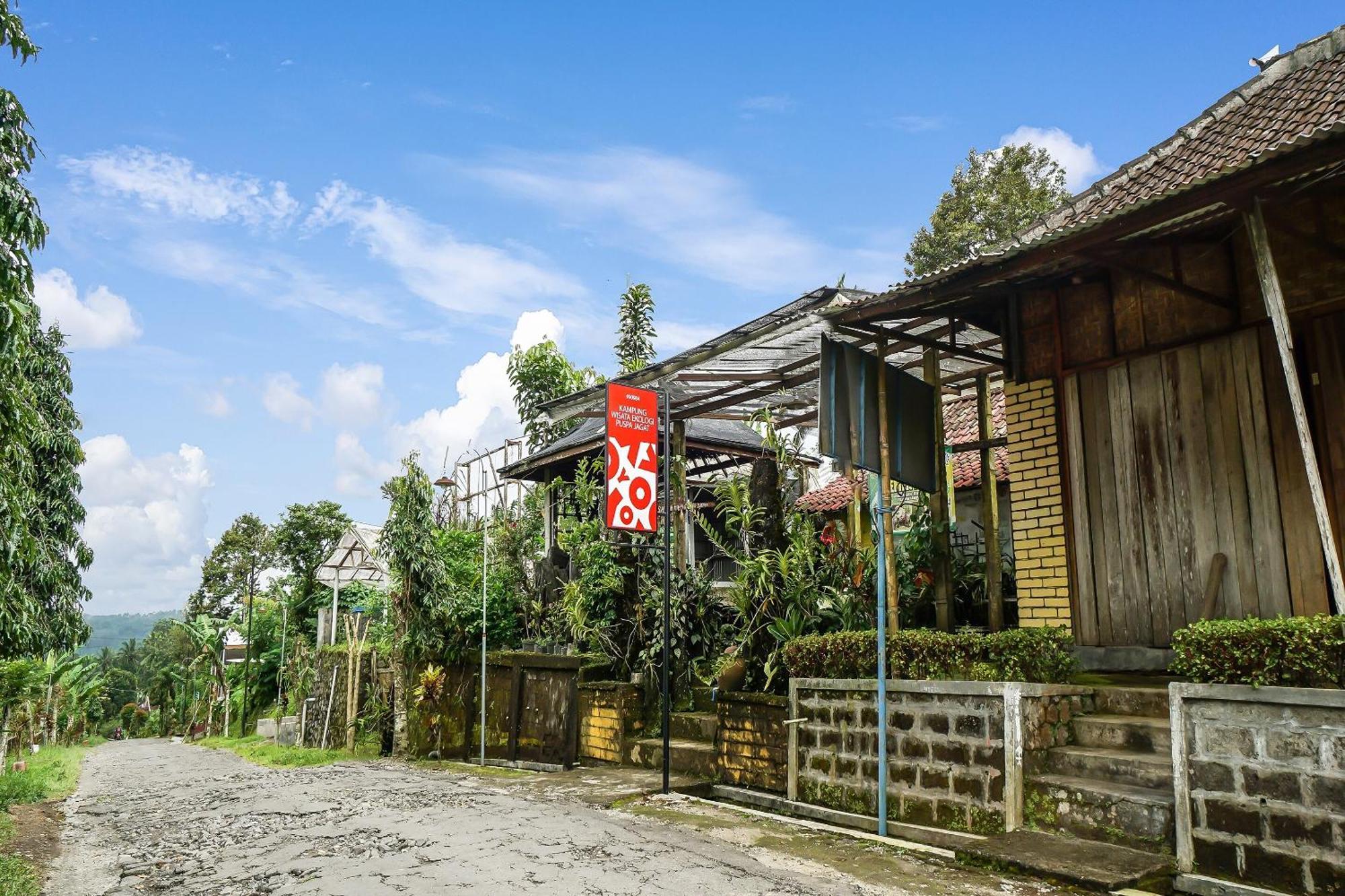 OYO Homes 90984 Kampung Wisata Ekologi Puspa Jagad Blitar Bagian luar foto